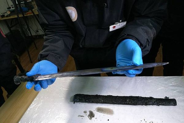 約2300年前の中国の墓から発掘された刀、保存状態が良く古代の輝きを放つ
