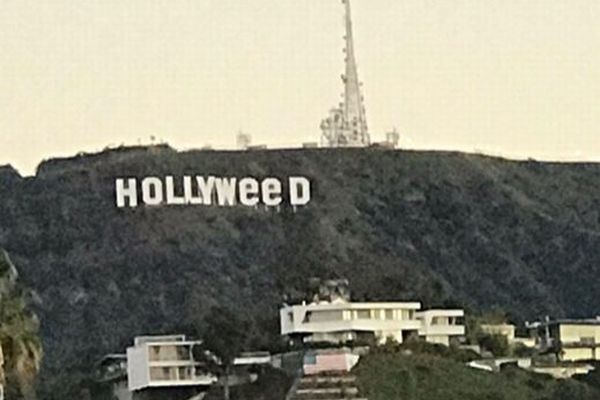 ハリウッドを象徴する有名な看板、その文字が何者かによって変えられてしまう