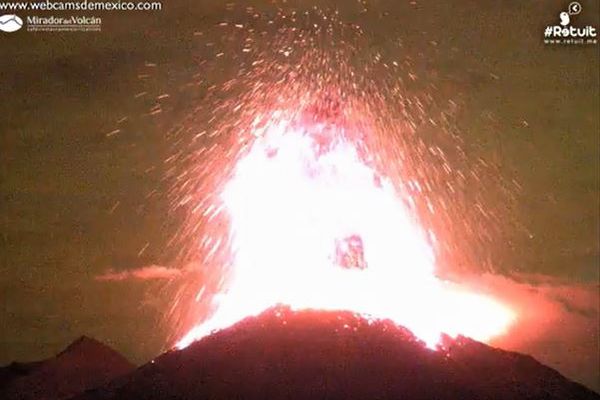 「まるで血を吐き出したよう」メキシコのコリマ火山が爆発、大量の溶岩が飛び散る