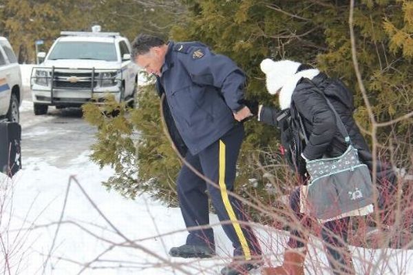 8人の難民が米国境警備隊の制止を振り切り、カナダへ逃げ込み保護される