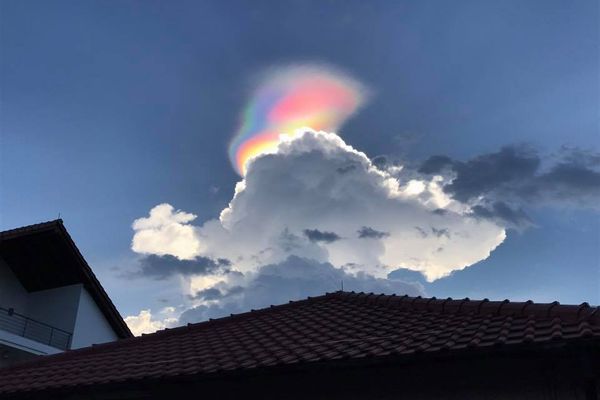 シンガポールの上空で眩い輝きを放つ、虹色に染められた雲が美しい