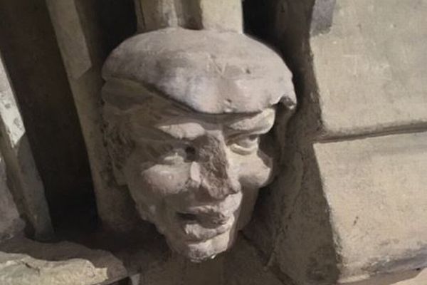 髪型も顔つきもそっくり！英の聖堂に飾られているトランプ大統領に似た石像がユニーク