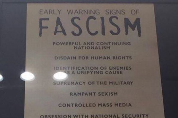 現代と同じ？ホロコースト博物館にあるファシズムへの警告リストが、米市民の間で話題に