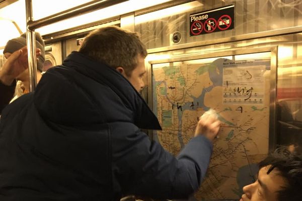 地下鉄に偶然乗り合わせたNY市民が、協力して「カギ十字」の落書きを消し話題に