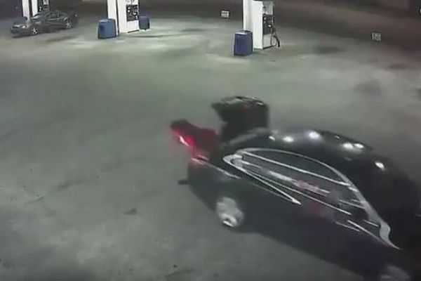 誘拐された女性が車のトランクから脱出、犯人から逃げる瞬間の映像がショッキング