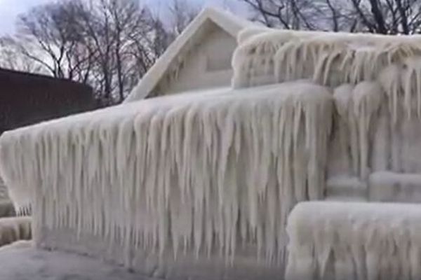 まるで『アナ雪』の世界！激しい風と気温の低下で家が氷に閉ざされてしまう