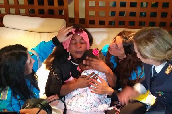 難民とともに1人で地中海を渡った4歳の少女が、5カ月ぶりに母親と再会を果たす