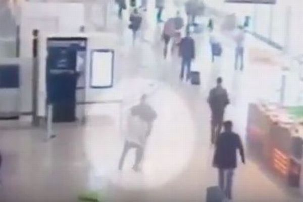 フランスのオルリー空港で起きた襲撃事件、そのカメラ映像が公開される