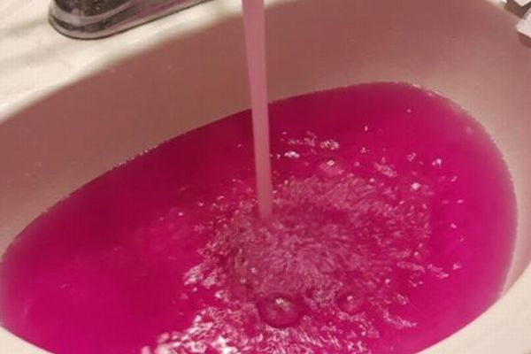 「な、なんだ、この色は！？」水道からピンクの液体が流れ、住民が困惑