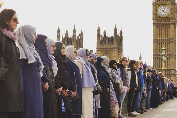 英襲撃事件の犠牲者を悼むため、女性らが事件現場で「人間の鎖」を作る