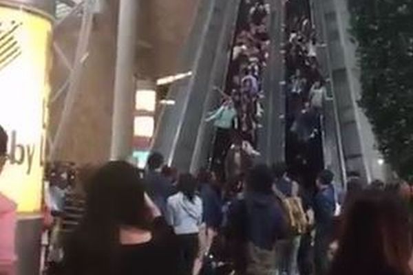 上りのエスカレーターが突然下りに逆走！香港で起きた事故の様子が恐ろしい