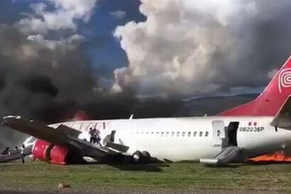 ペルーの旅客機が着陸し炎上、その直後の映像が公開される