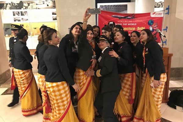 「パイロットから地上スタッフまで」インドの航空会社が女性だけで世界一周のフライトを実現