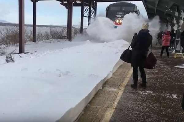 米で降り続いた大雪の影響で、電車が入ってくる駅のホームが大変なことに