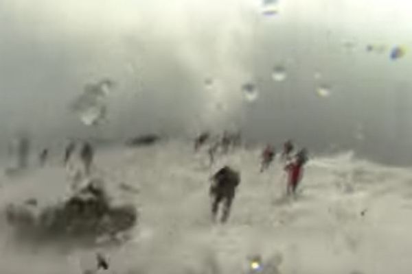 BBCのクルーがエトナ山爆発の瞬間に遭遇、噴石が降り注ぐ映像が恐ろしい