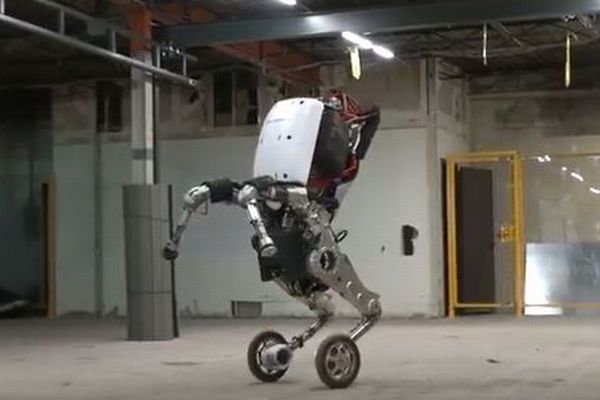高速で動き回り、障害物をジャンプして越えられる2脚車輪ロボットが驚異的