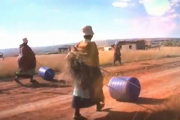 頭に乗せて水を運ばなくてすむよう…アフリカの人々の生活を便利する道具が素晴らしい
