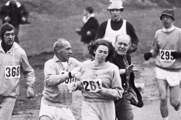「妨害されても走り抜いた」ボストン・マラソン初の女性公式ランナー、50年後も完走を果たす