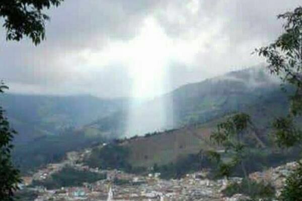コロンビアで土砂災害の後に、人の姿をした不思議な光が出現