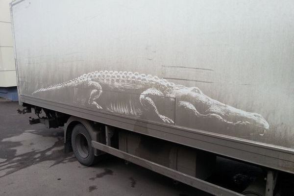 汚れた車に見事な絵を描く、ロシア人アーティストの発想がユニーク