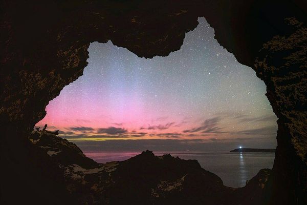 豪の形をした洞窟から美しいオーロラを撮影した写真がユニーク
