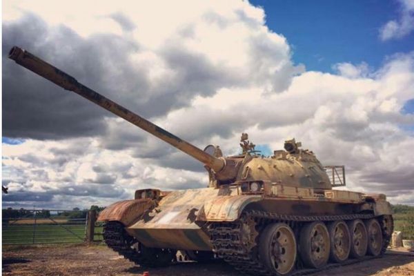 英の戦車マニアが、旧ソ連製の「T-54」から2億円分の金の延べ棒を発見
