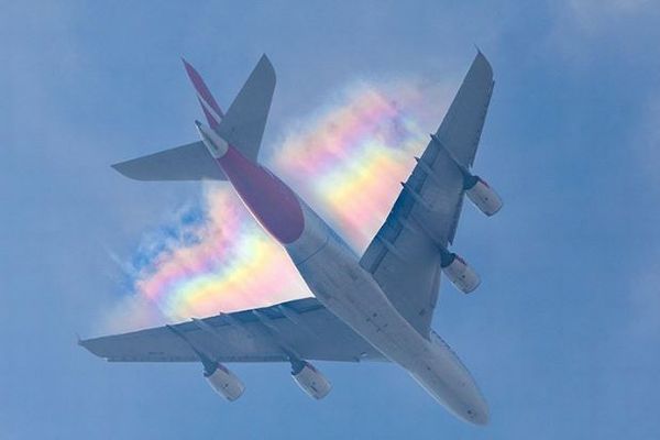 巨大な翼の背後に虹が出現、英で撮影された写真が美しい