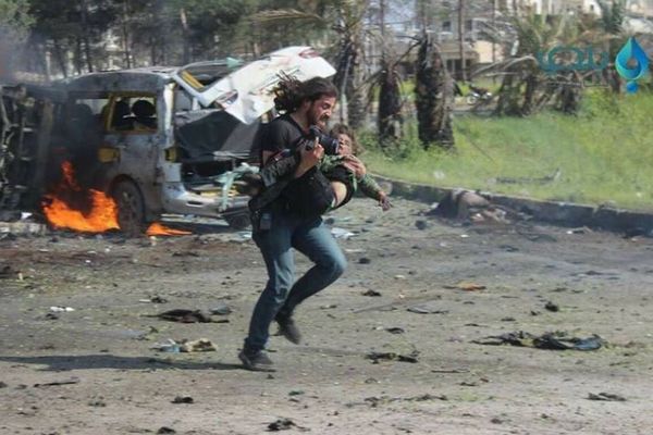シリアの爆弾テロの現場で撮られた1枚の写真、多くの人々の胸を打つ