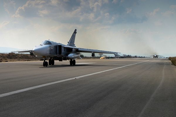 米の新たな攻撃に備えるため、シリア軍機がロシアの基地へ移動