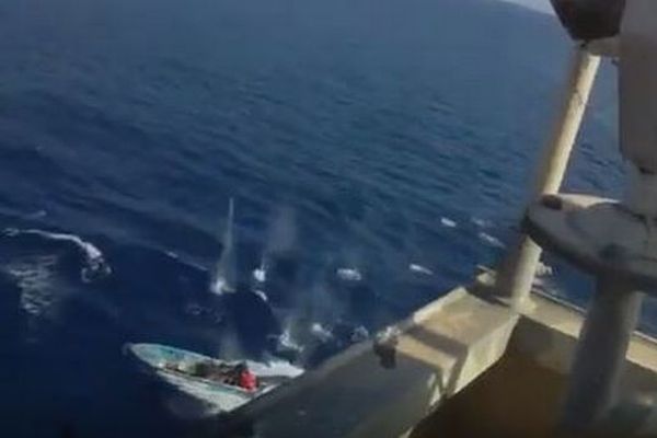インド洋に現れた海賊、急速に迫るボートを迎撃する動画が公開される