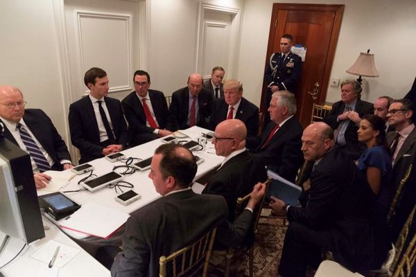 シリアへのミサイル攻撃当日、米大統領らの会議の様子を公開
