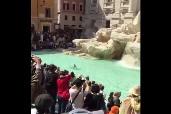 イタリアの観光名所「トレビの泉」を裸で泳いだ男が逮捕される