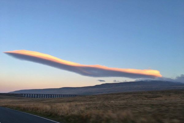 超音速旅客機「コンコルド」にそっくりな巨大な雲が英に出現