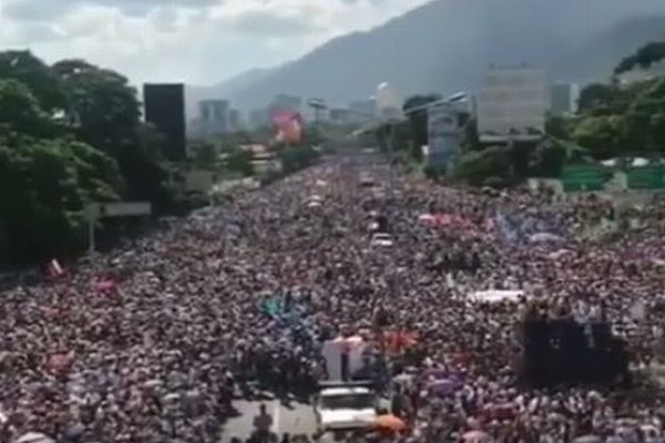 内戦間際か？ベネズエラで反政府デモに20万人が参加、各地で激しい衝突