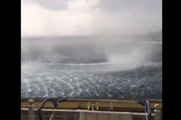ギリシャの海で発生した暴風、海面に巨大な渦を描く姿が恐ろしい