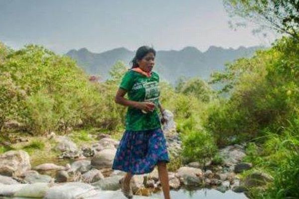経験なし、靴はサンダル！メキシコ先住民の女性が50キロマラソンで優勝