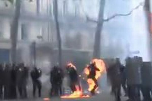 パリで発生した大規模デモ、一部が暴徒化し警官が炎に包まれ火傷を負う