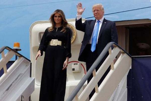 サウジアラビアでメラニア夫人がスカーフを着用せず、しかしメディアは絶賛
