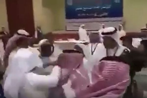 カタールとサウジなどの代表が、会議の席で本気の殴り合い【動画】