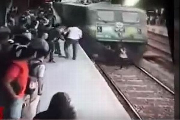 【閲覧注意】まさにミラクル！電車に背中を押されひかれた女性が軽傷ですむ