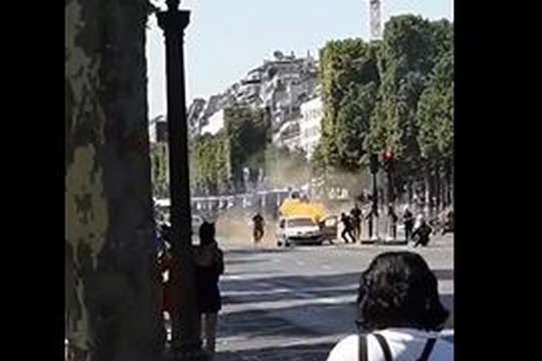 パリのシャンゼリゼ通りで警察官を狙ったテロ、通行人が現場の映像を撮影