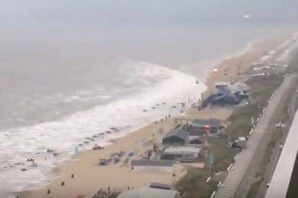 【動画】オランダで珍しい「気象津波」が観測され、砂浜の設置物を押し流す