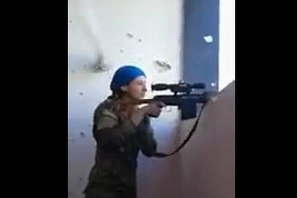 数十センチそばを銃弾が！過酷な戦場でも笑顔を向けるクルド人女性スナイパーがすごい