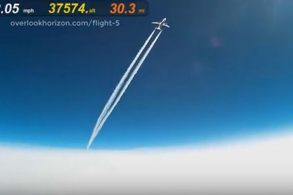 カメラを取り付けた風船が高度1万メートルで旅客機と接近、その様子が大迫力