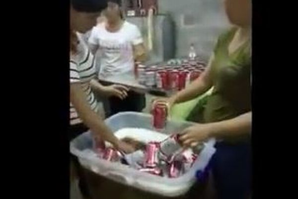 中国で空き缶を使い偽のバドワイザーを製造、秘密のビール工場の映像が公開される