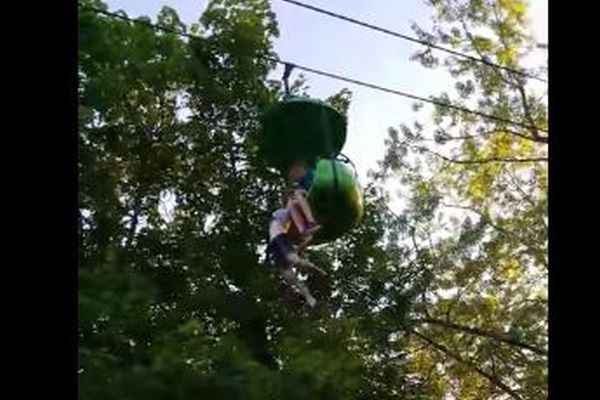 高さ7メートルのゴンドラから少女が落ちそうに…大人たちが下で見事にキャッチして救出
