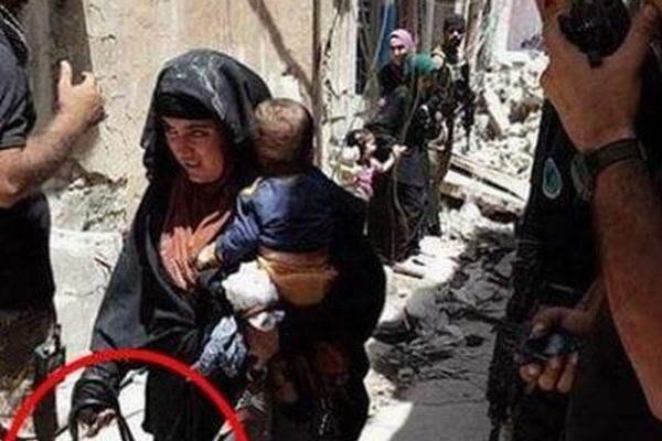 ISISの女戦闘員が赤ん坊を抱えたまま自爆、偶然撮られていた直前の写真がショッキング