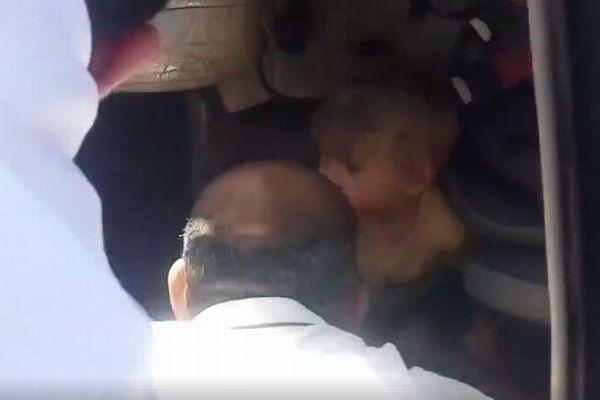 イスラエルの入植者が乗った車が横転、パレスチナの男性が懸命の救助を行う