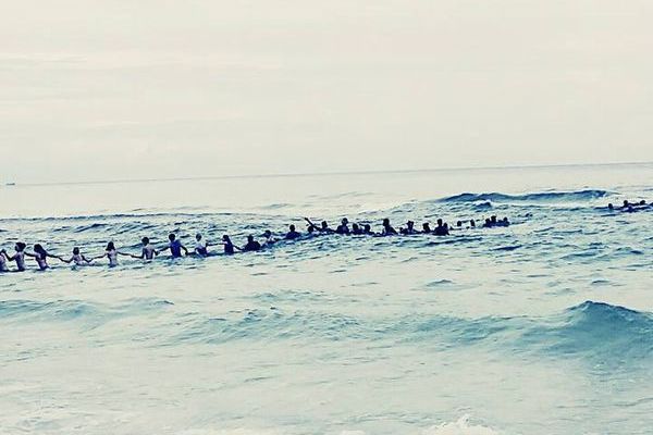 ビーチにいた70人が「人間の鎖」を作り、沖へ流された人々を救出