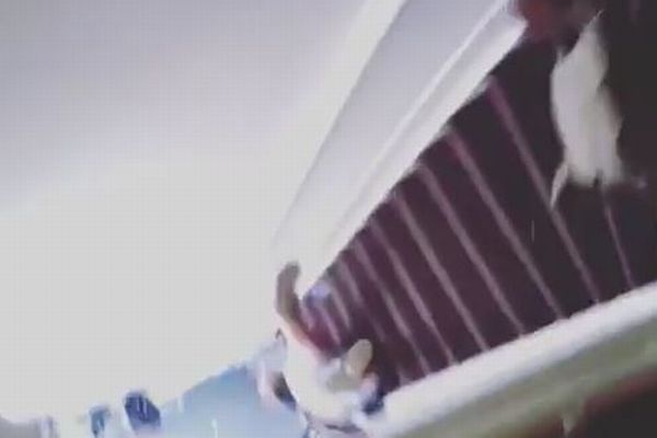 民泊施設の白人オーナーが、黒人の女性客を階段の真上から突き落とす【動画】